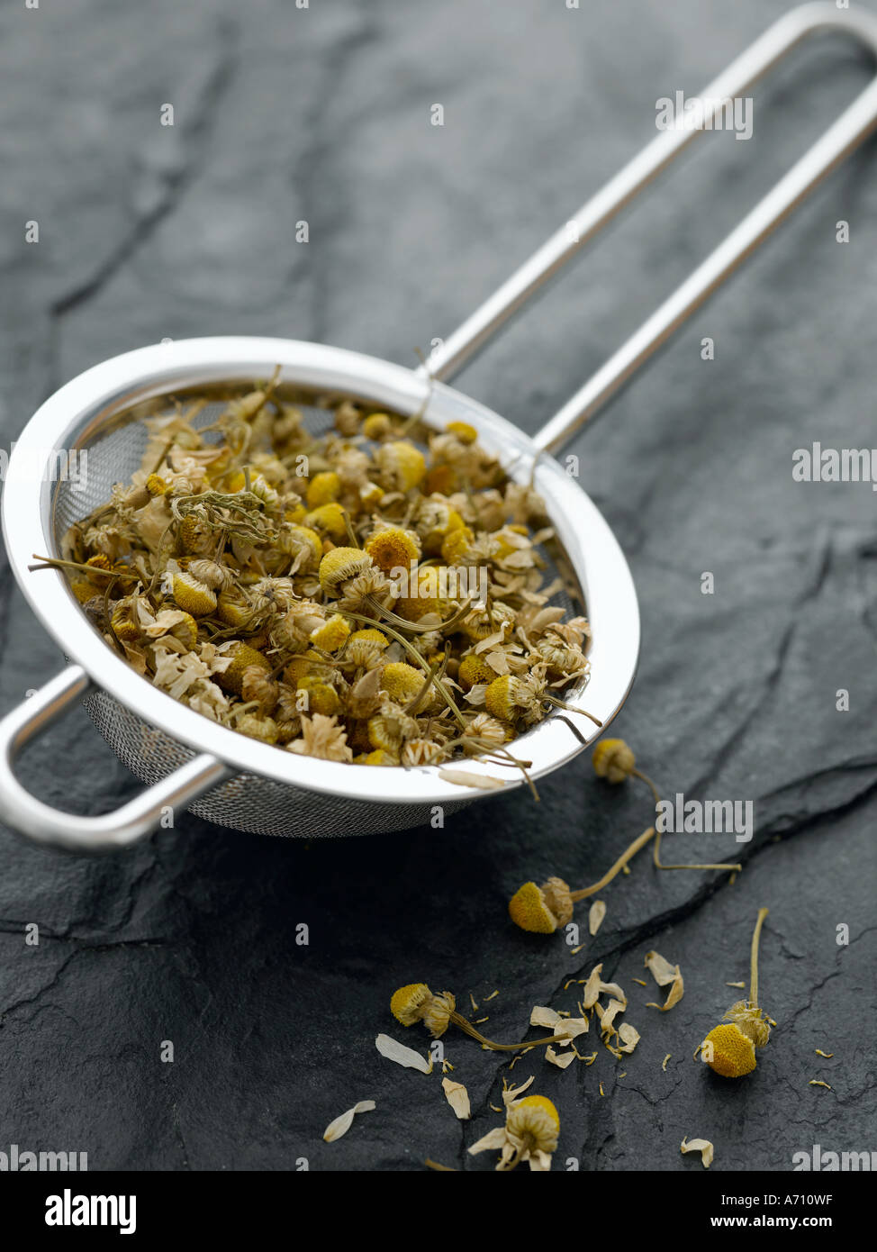 Fiori di camomilla essiccata nel filtro di tè - fascia alta Hasselblad 61mb di immagine digitale Foto Stock