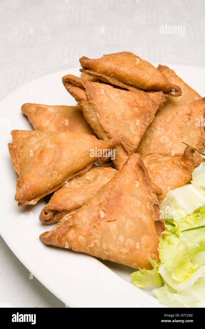Piastra di alimentare di profondo fritto Samosa indiano Foto Stock