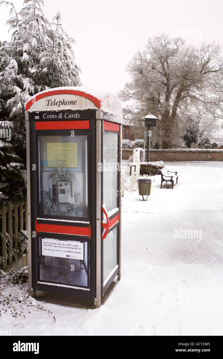 Cheshire inverno Stockport Woodford casella Telefono nella neve Foto Stock