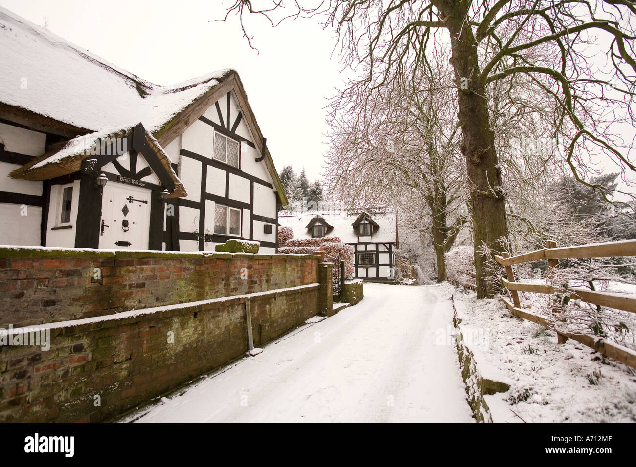 Cheshire inverno bramhall stockport Benja cottage di piegatura nella neve Foto Stock