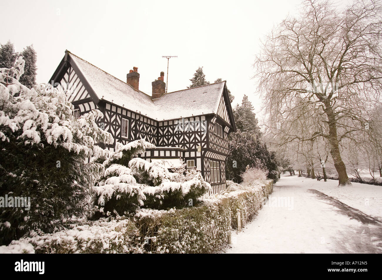 Cheshire inverno bramhall stockport Park Bramall Hall gatehouse nella neve Foto Stock
