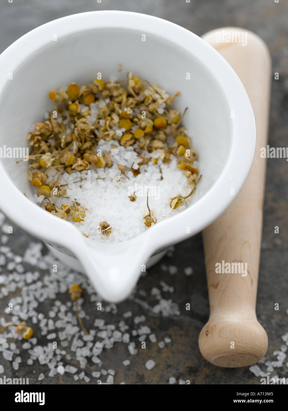 I cristalli di sale con fiori di camomilla essiccata in Malta - fascia alta Hasselblad 61mb di immagine digitale Foto Stock