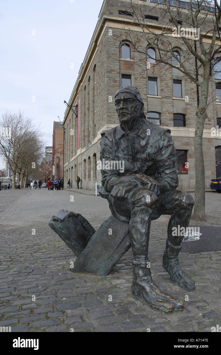 Il centro di Bristol statua in bronzo di explorer John Cabot a fianco del porto con il palazzo Arnolfini dietro Foto Stock