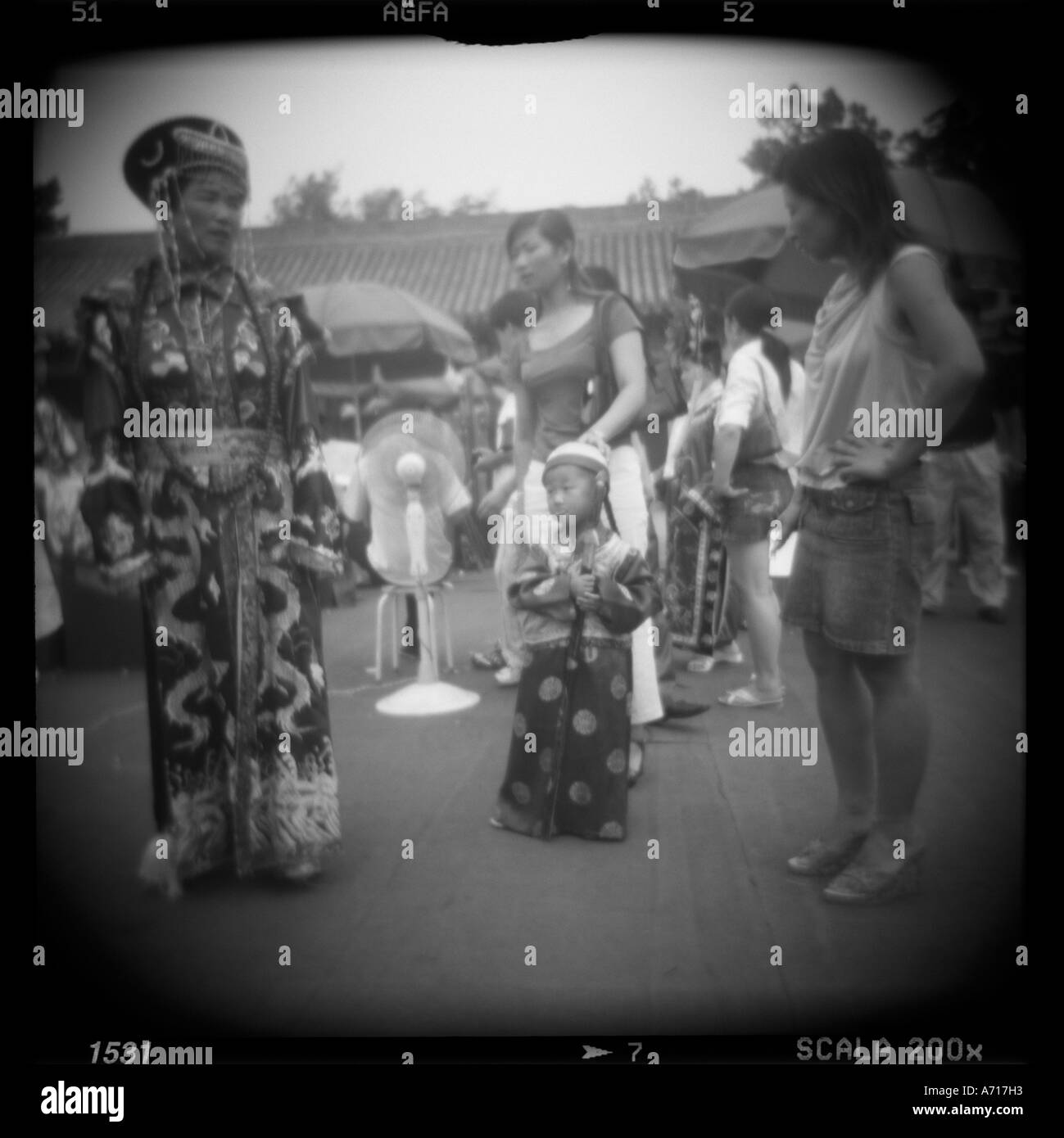 Asia Cina Pechino turisti in posa per istantanee in epoca imperiale costumi dentro la Città Proibita Foto Stock