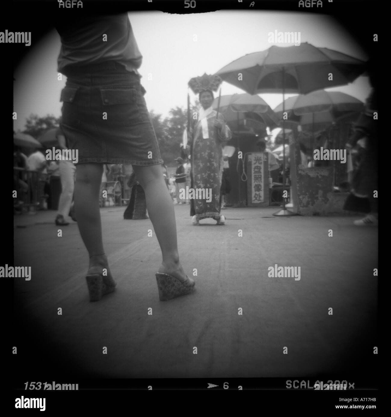 Asia Cina Pechino turisti in posa per istantanee in epoca imperiale costumi dentro la Città Proibita Foto Stock