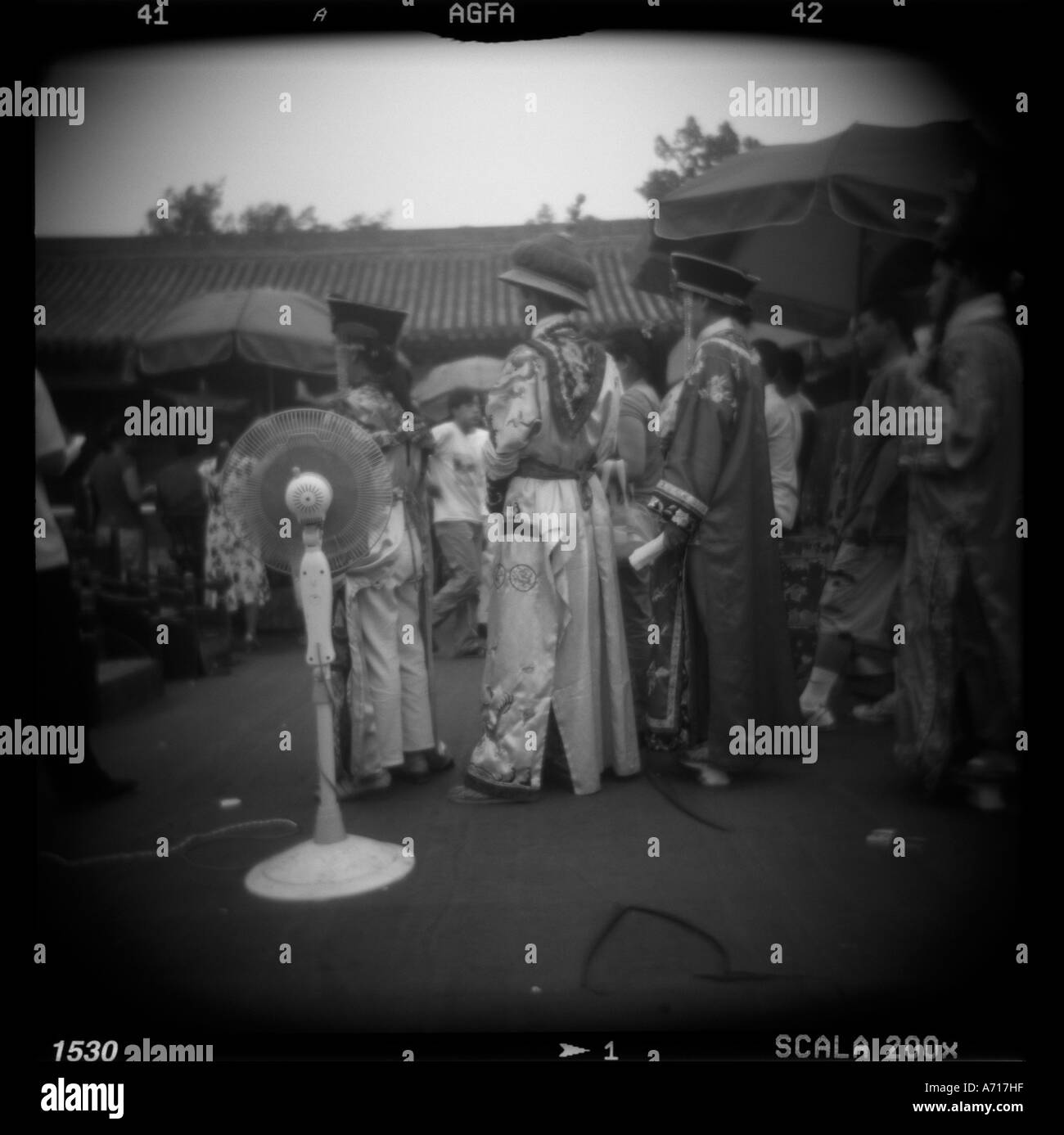 Asia Cina Pechino turisti in posa per istantanee in epoca imperiale costumi dentro la Città Proibita Foto Stock