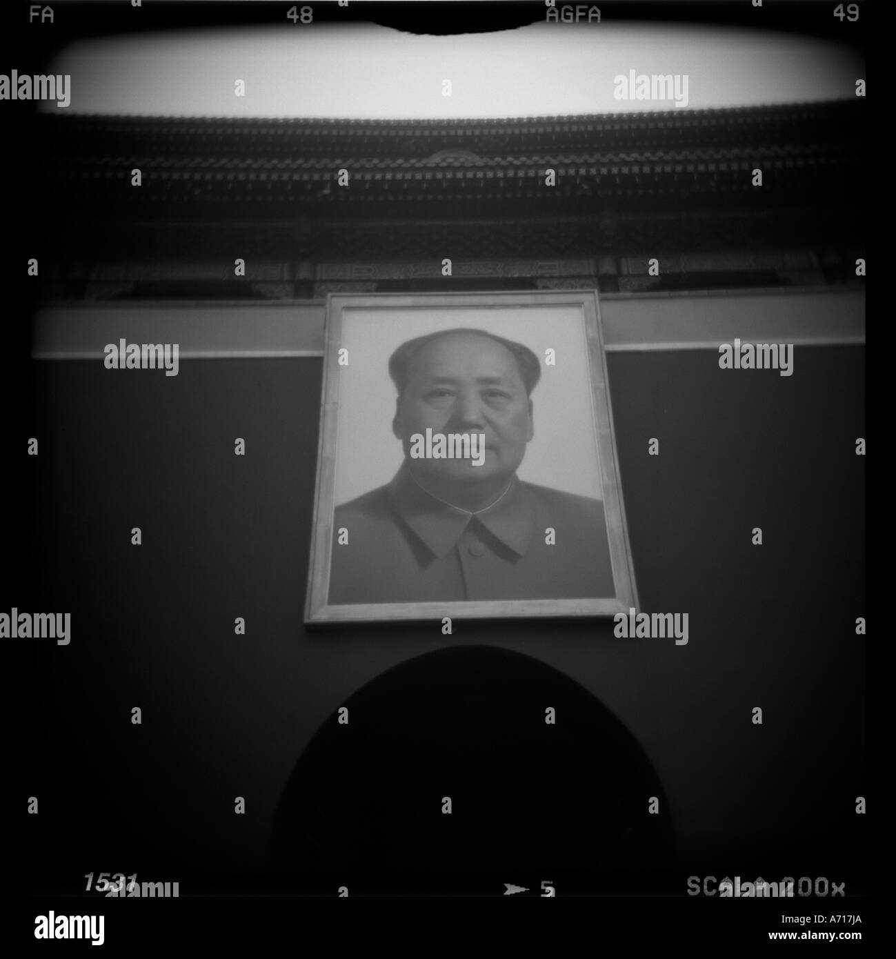 Asia Cina Pechino sfocate immagini in bianco e nero del Presidente Mao Zedong sopra alla porta della pace celeste nella Città proibita Foto Stock