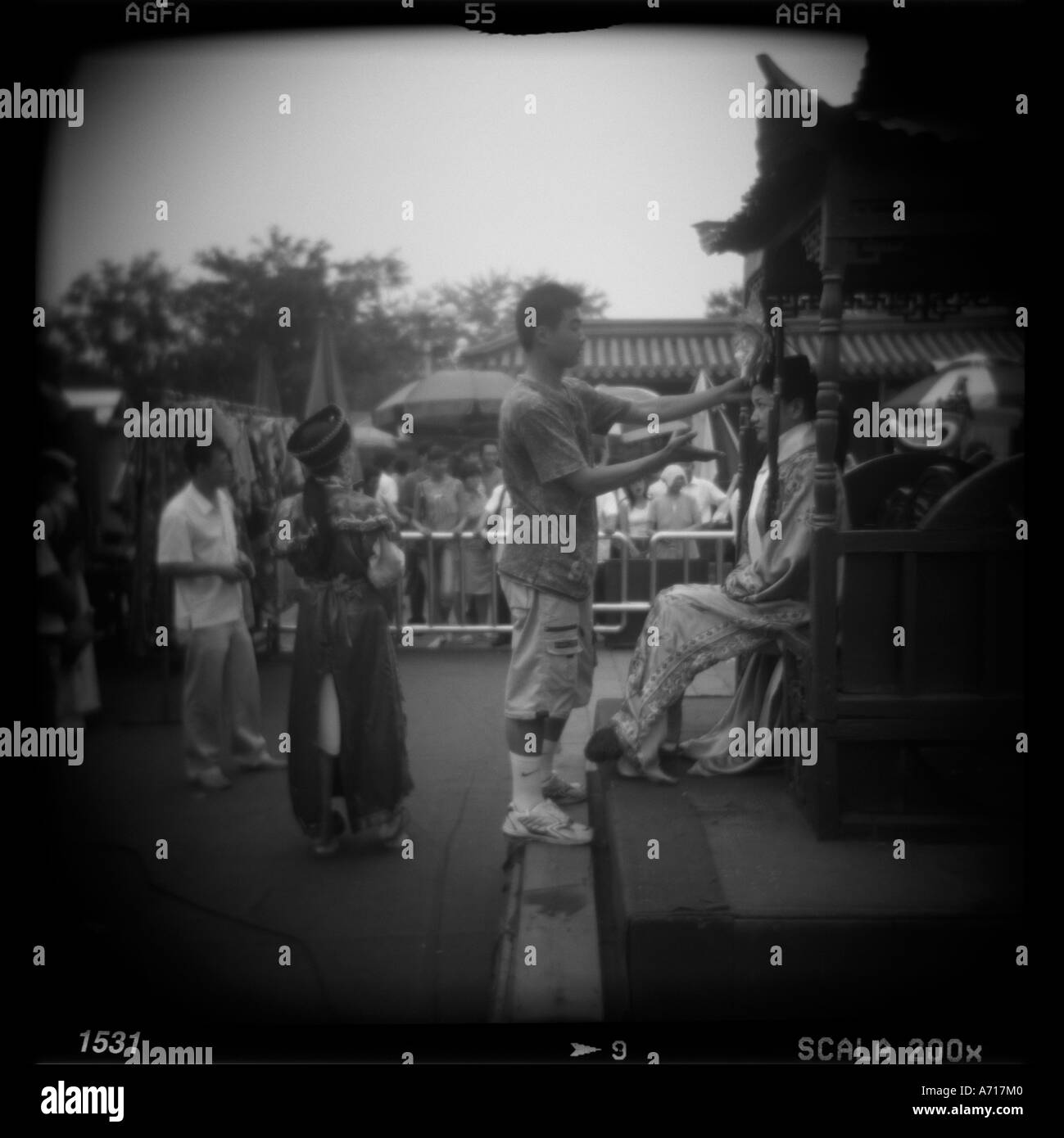 Asia Cina Pechino turisti in posa per istantanee indossando di epoca imperiale costumi alla foto in studio nella Città proibita Foto Stock