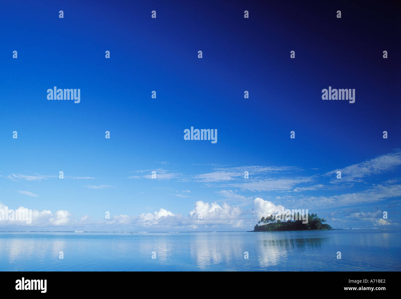 Piccola isola tropicale all'orizzonte in Isole Cook Oceano Pacifico del Sud Foto Stock