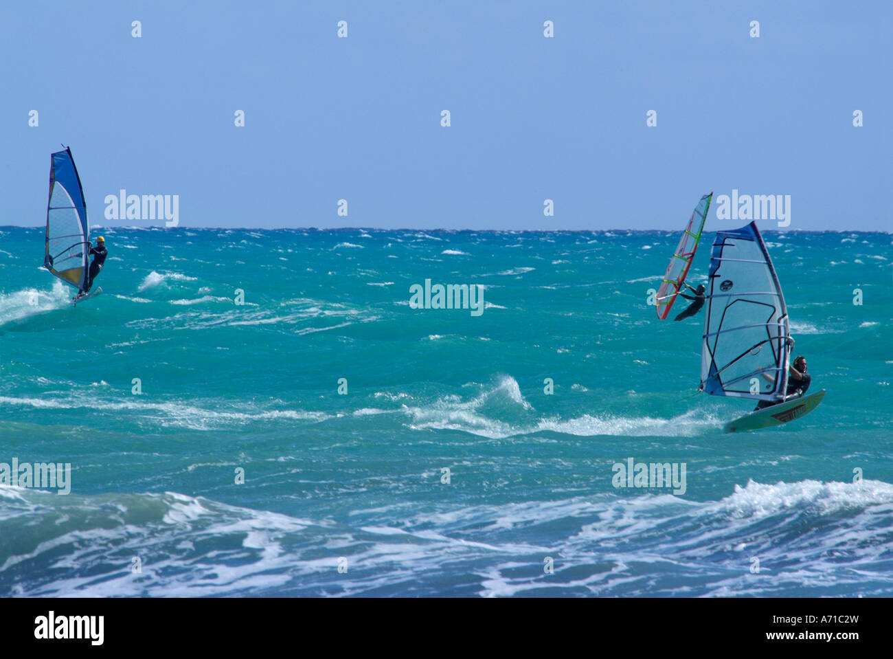 Wind surfer Cipro Europa Mediterraneo mare greco onda attiva per il tempo  libero fitness sport di avventura e azione sport estremi Foto stock - Alamy