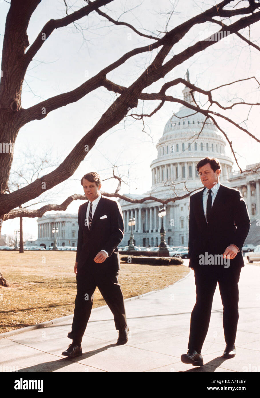 Senatori Robert F Kennedy e il fratello Ted Kennedy a piedi dal Senato lato della U S Capitol ai loro uffici del senato nelle vicinanze Foto Stock