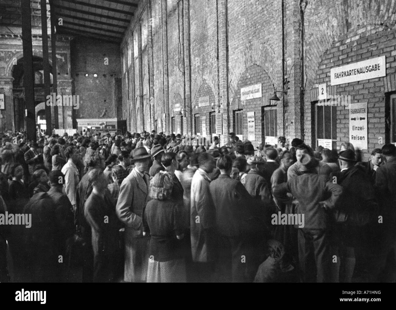 Eventi, epoca del dopoguerra, riforma monetaria, scambio ai banchi della stazione centrale di Monaco, 20.6.1948, Foto Stock