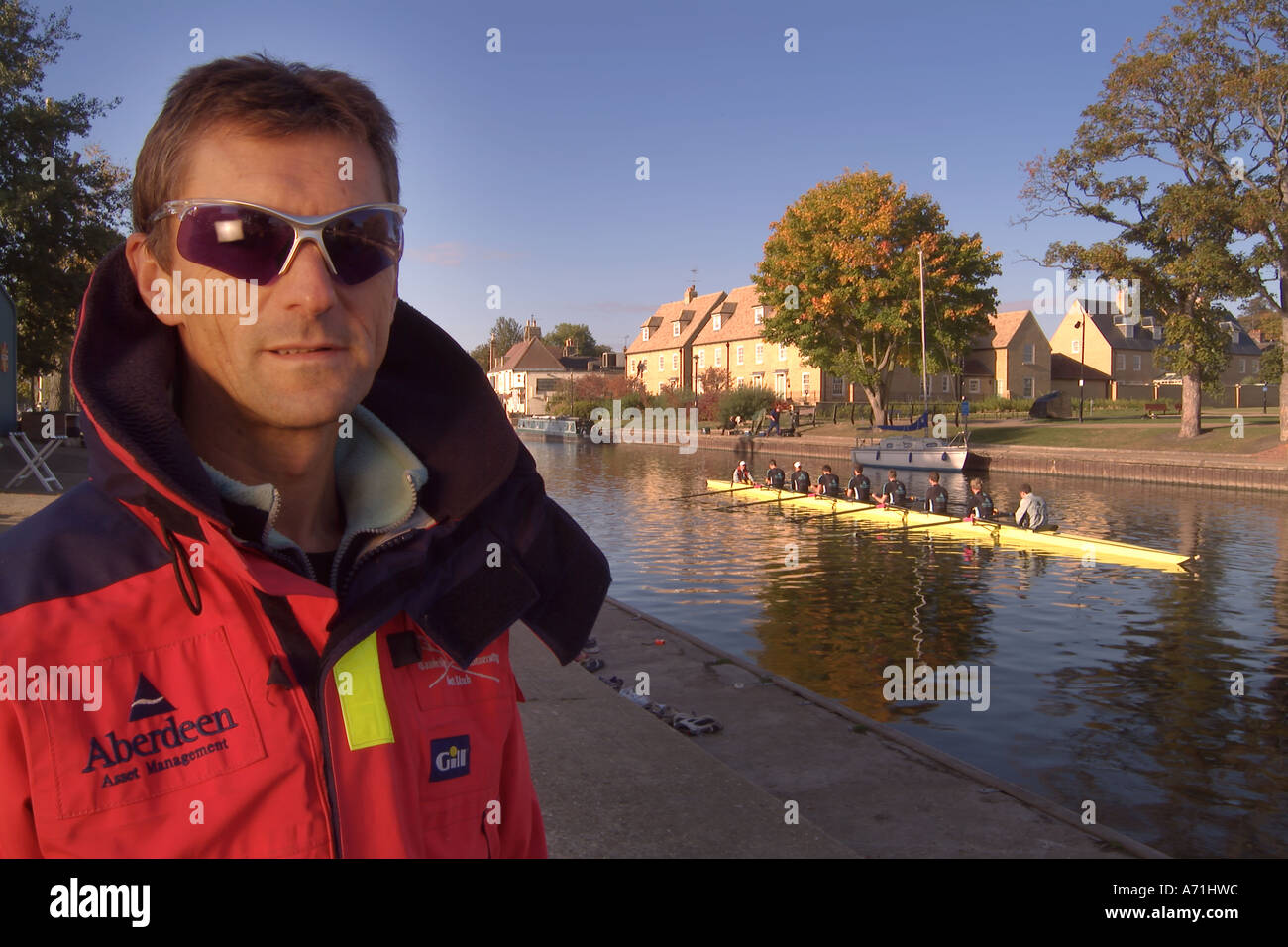 Cambridge Rowing equipaggio e i loro coach training sul fiume Ouse vicino a Ely in Cambridgeshire England Regno Unito Foto Stock