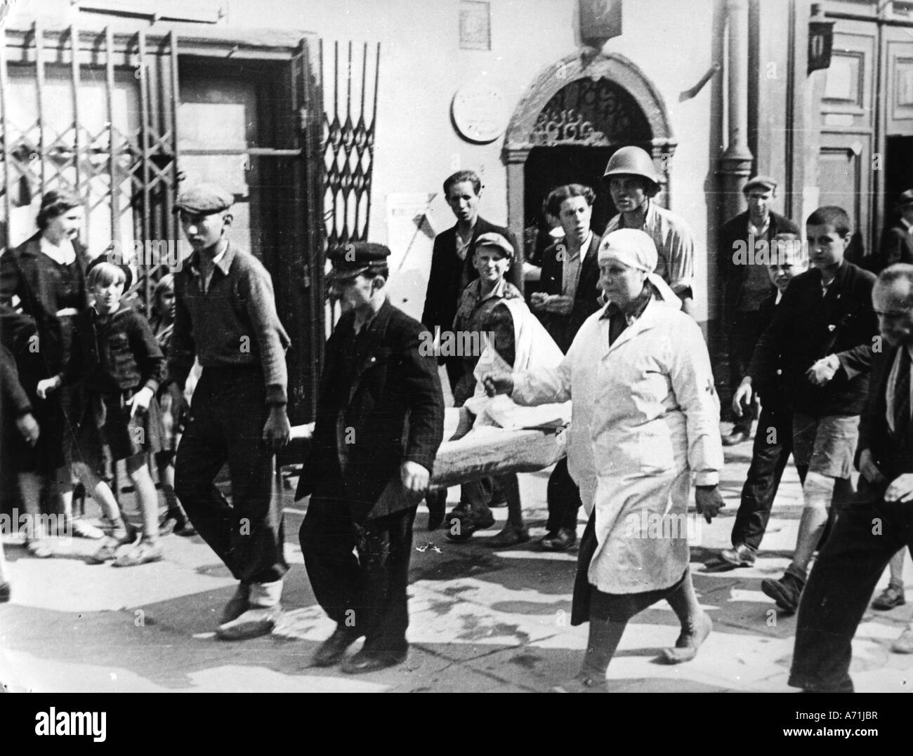 Eventi, Seconda guerra mondiale / seconda guerra mondiale, Polonia, assedio di Varsavia, 13.9.1939 - 28.9.1939, evacuazione dei feriti dopo un raid aereo tedesco, Foto Stock