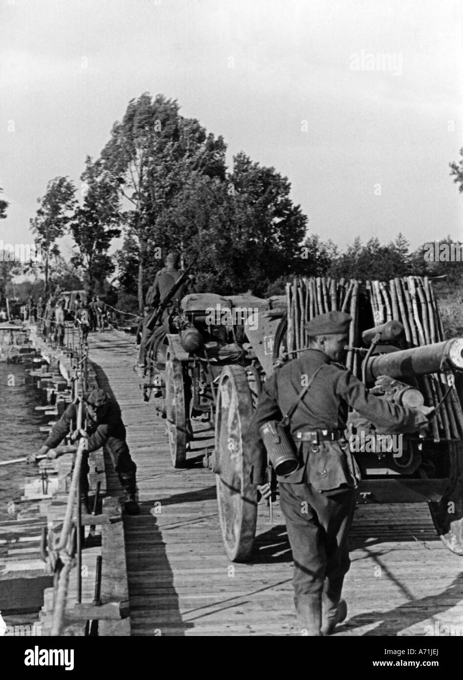 Eventi, Seconda guerra mondiale / seconda guerra mondiale, Russia 1941, avanzata tedesca, artiglieria trafilata da cavalli che attraversa un fiume su un ponte realizzato localmente, Foto Stock