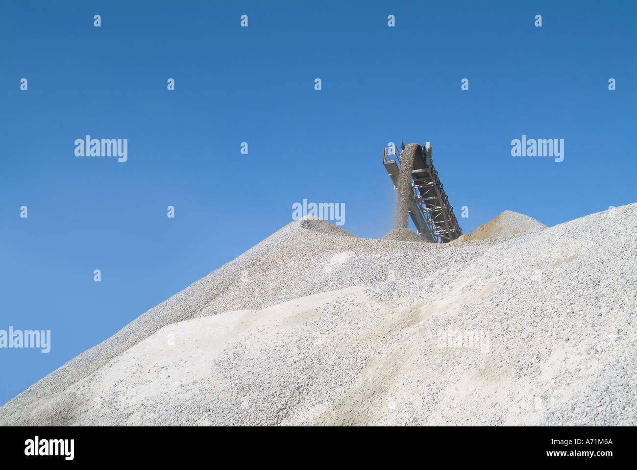 Nastro trasportatore palificate ghiaia sul palo in cava Foto Stock