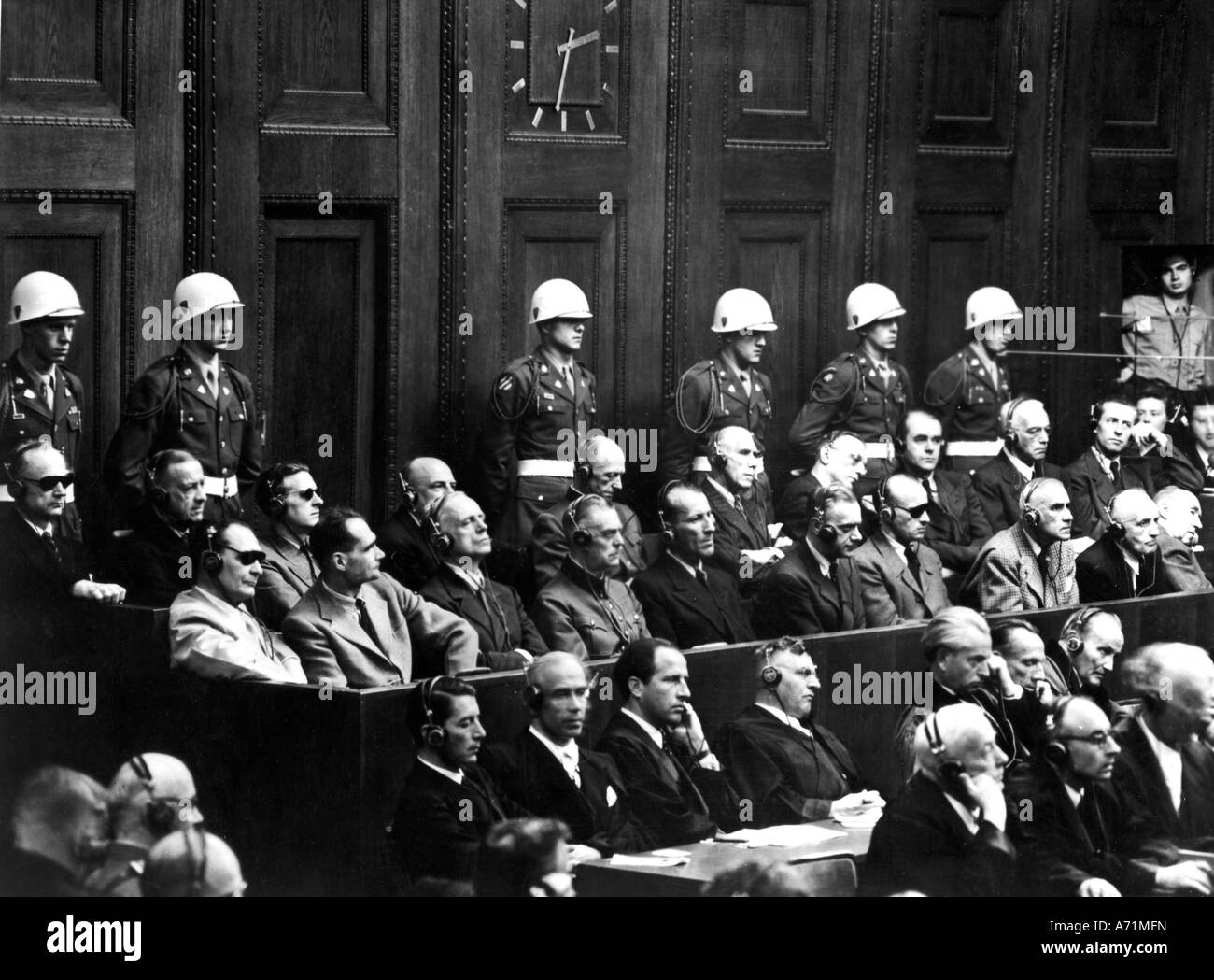Giustizia, processi, Processi di Norimberga, processo contro i principali criminali di guerra, 1945/1946, dock, 1946, 1940s, 40s, Hermann Goering, Rudolf Hess, Joachim von Ribbentrop, Wilhelm Keitel, Ernst Kaltenbrunner, Alfred Rosenberg, Dr. Hans Frank, Wilhelm Frick, Julius Streicher, Walter Funk, dietro: Karl Dönitz, Erich Raeder, Baldur contro Schirach, Fritz Sauckel, Alfred Jodl, Franz contro Papen, Arthur Seyß-Inquart, Albert Speer, Konstantin contro Neurath, Hans Fritsche, WW II, 2nd Guerra Mondiale, secondo, Terzo Reich, criminale di guerra, imputato, accusato, cour auding, aula di tribunale, poli militari, Foto Stock