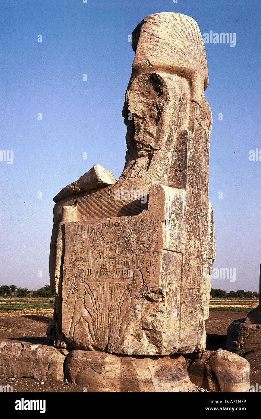 Geografia / viaggio, Egitto, Tebe (ovest), Colossi di Memnon, colosso settentrionale, faccia laterale, rilievo: Dio del fiume Nilo Hapi in forma di alto e Basso Egitto che lega le piante di Nilo, religione, culto, divinità, simbolo dell'unità dei due paesi, faraone Amenophis III, maestro costruttore Amenhotep, belle arti, UNESCO, Patrimonio dell'Umanità, storico, storico, antico, mondo antico, Foto Stock