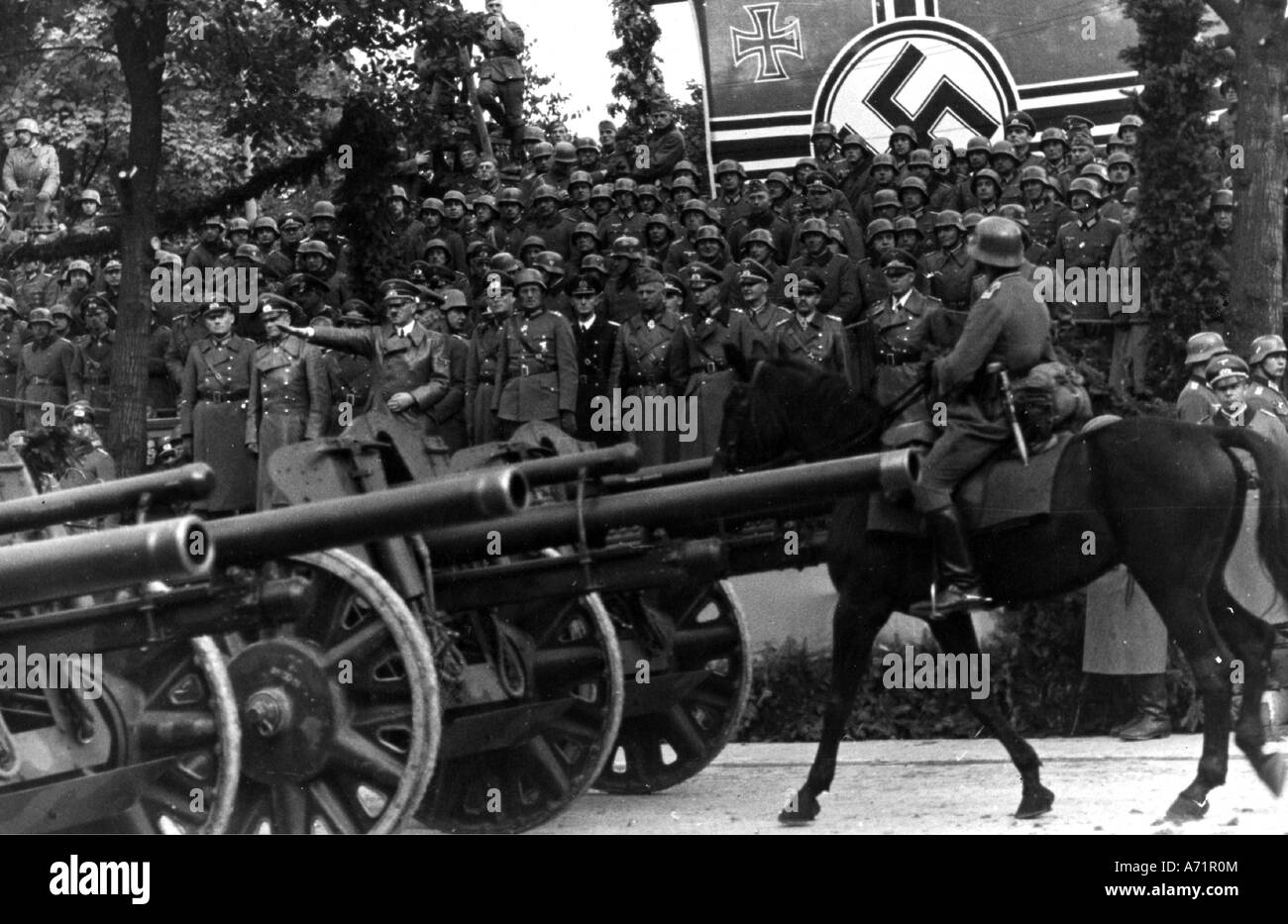 Eventi, Seconda Guerra Mondiale / WWII, Polonia, Adolf Hitler durante una parata delle truppe tedesche a Varsavia, 5.10.1939, artiglieria, passante, Foto Stock