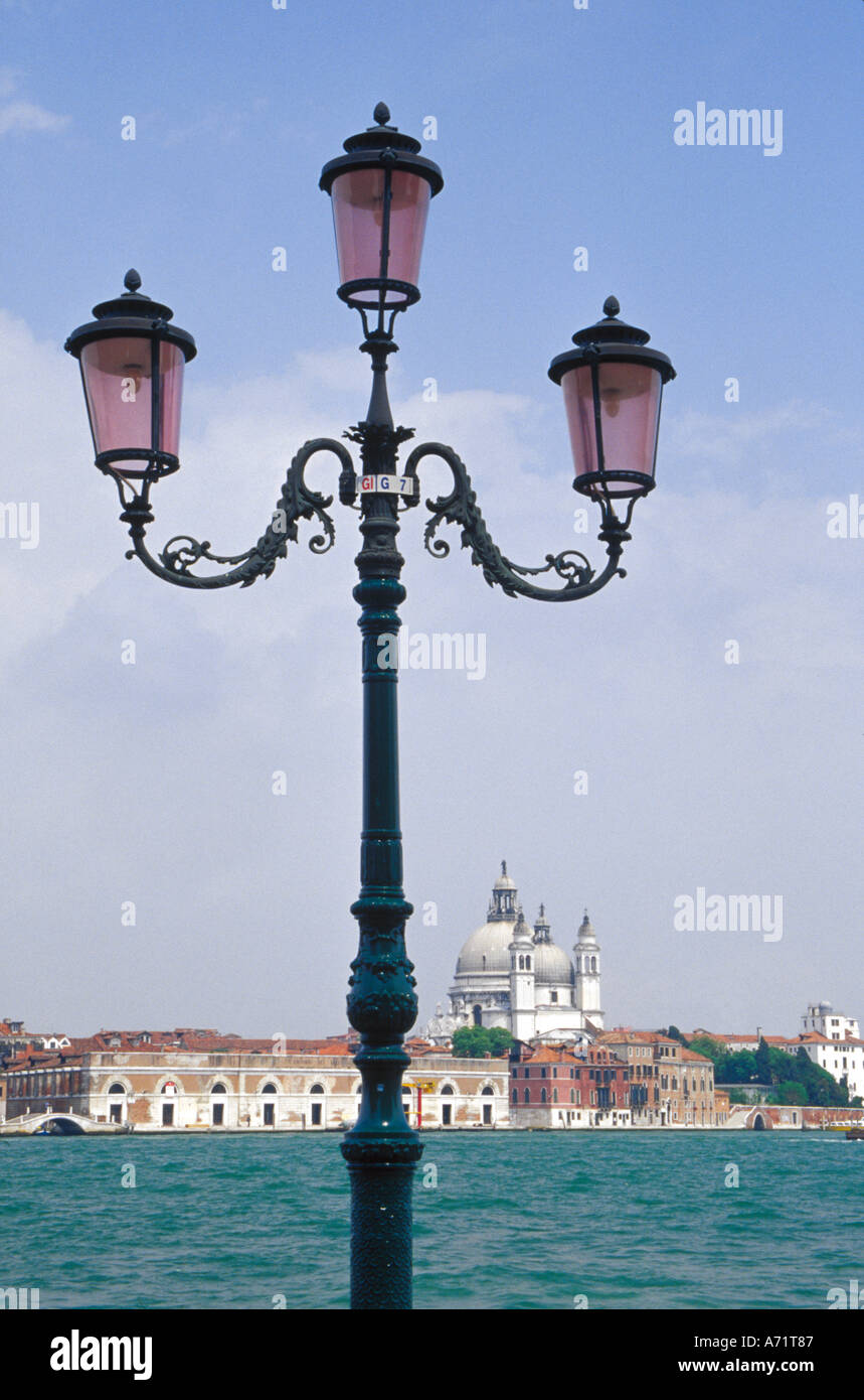 L'Europa, Italia e Venezia. Lampost con Santa Maria della Salute in background. Foto Stock