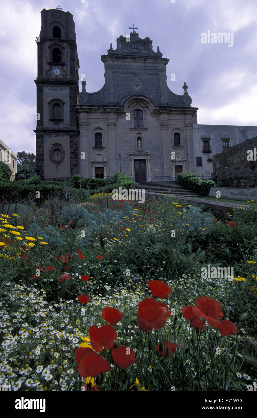 L'Italia, Sicilia e Isole Eolie Lipari. Lo stile barocco cattedrale con margherite, camomilla, e di papavero. Foto Stock