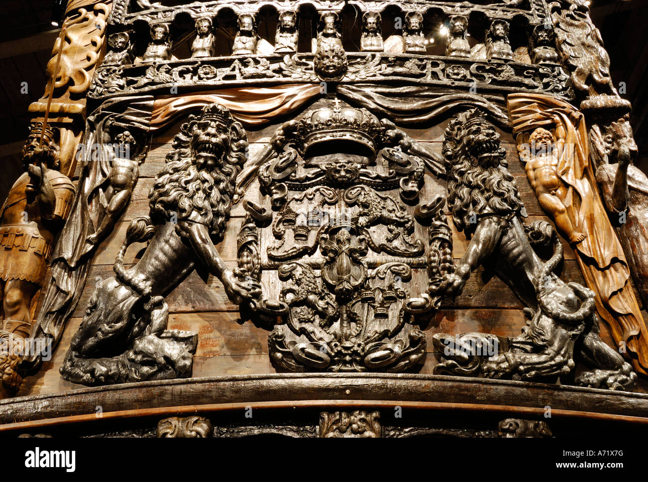 Sculture in legno a poppa del xvii secolo corazzata Vasa presso il Museo Vasa a Stoccolma, Svezia Foto Stock