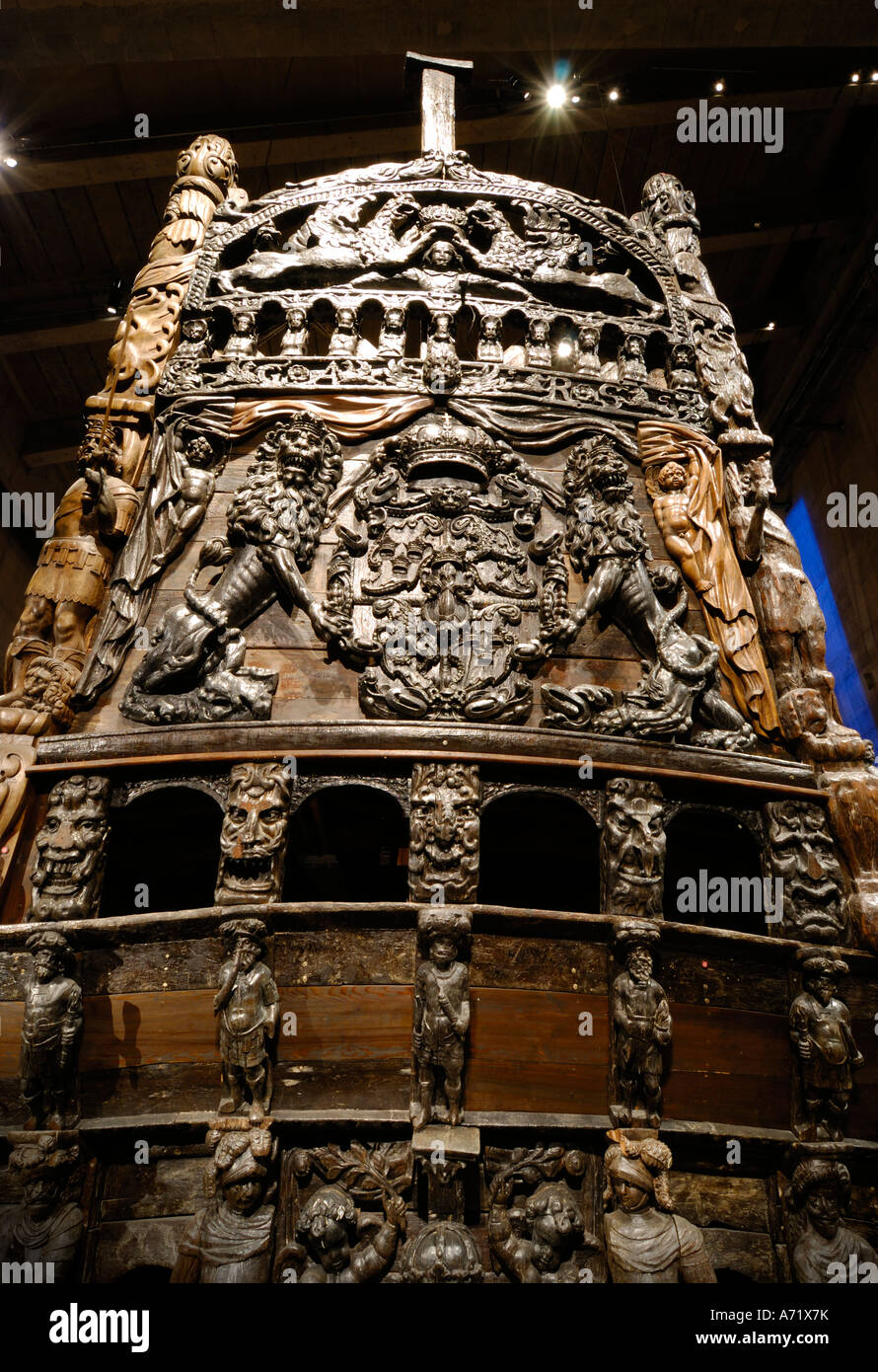 Sculture in legno a poppa del xvii secolo corazzata Vasa presso il Museo Vasa a Stoccolma, Svezia Foto Stock