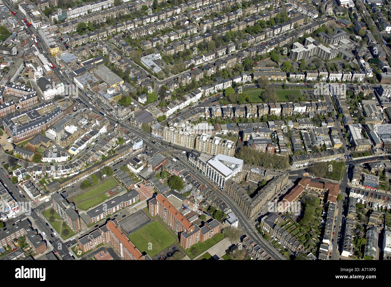 Antenna di livello alto vista obliqua del nord est di case e strade di Kentish Town Road e Camden Town London NW1 Inghilterra 2005 Foto Stock