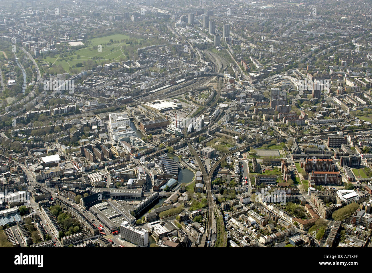 Antenna di livello alto vista obliqua a ovest di Primrose Hill Chalk Farm Camden Kentish Town e Grand Union Canal London NW8 NW3 NW Inghilterra 2005 Foto Stock