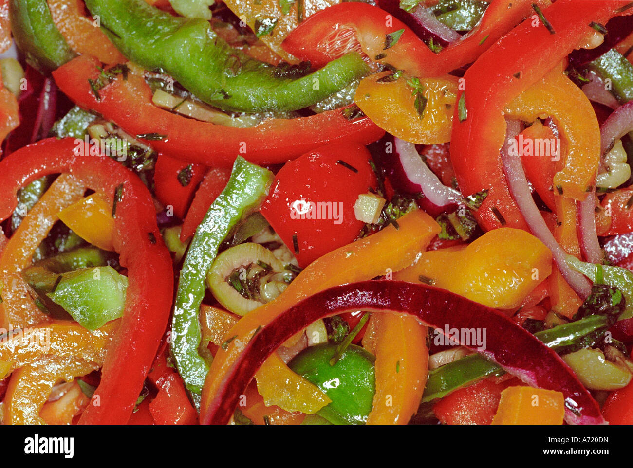 Un insalata con fette di peperoni in una sana insalata Foto Stock