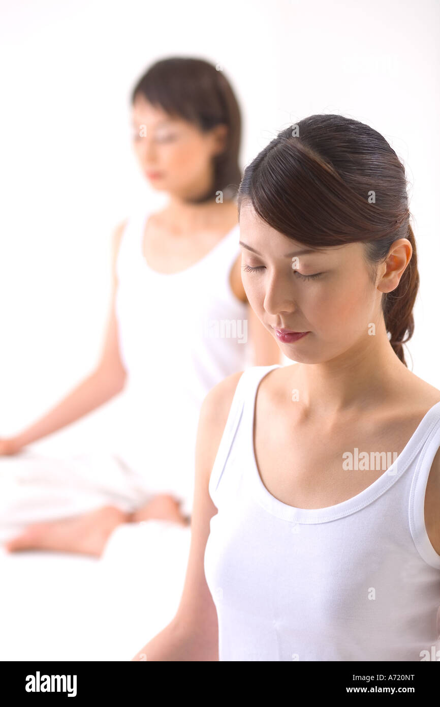 Giovani donne in meditazione Foto Stock