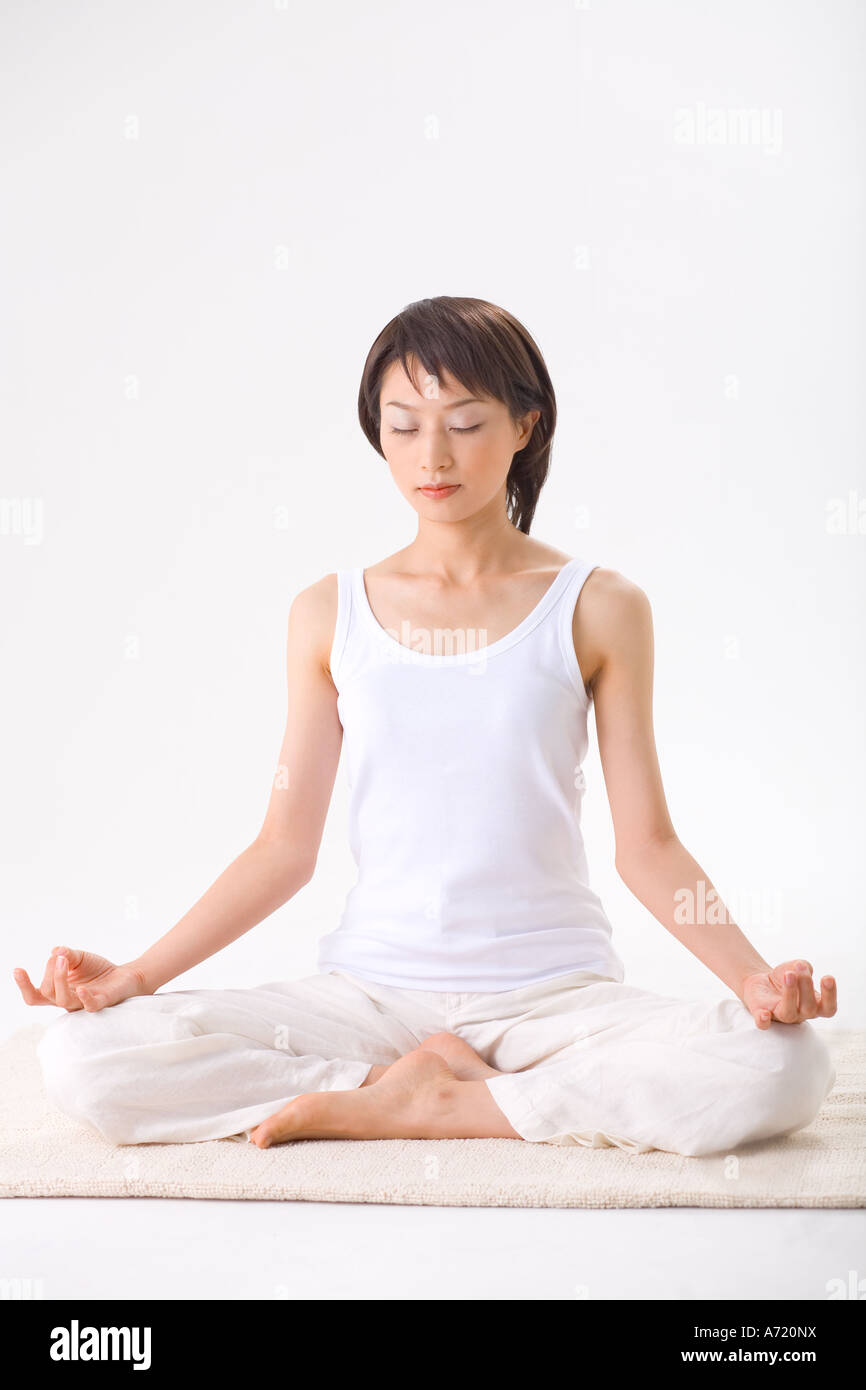 Giovane donna meditando Foto Stock