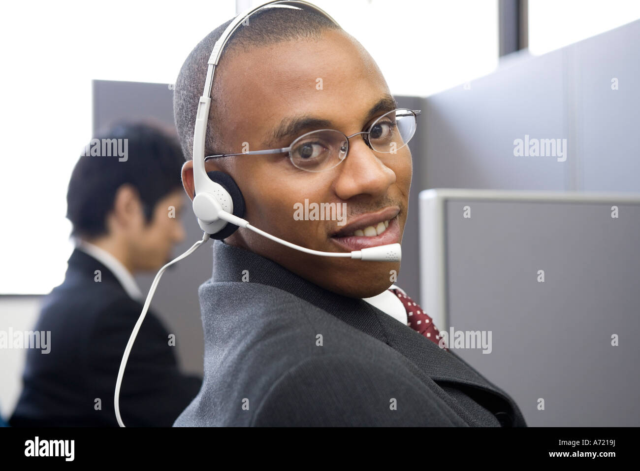 Giovane uomo che lavora in call center Foto Stock
