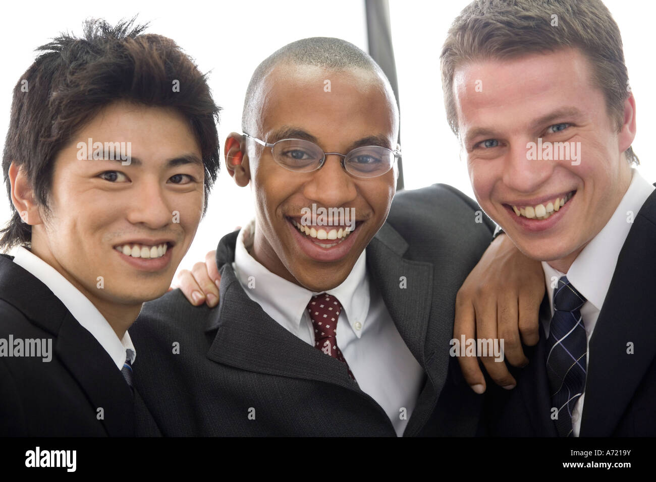 Tre uomini di affari sorridente guardando la fotocamera Foto Stock