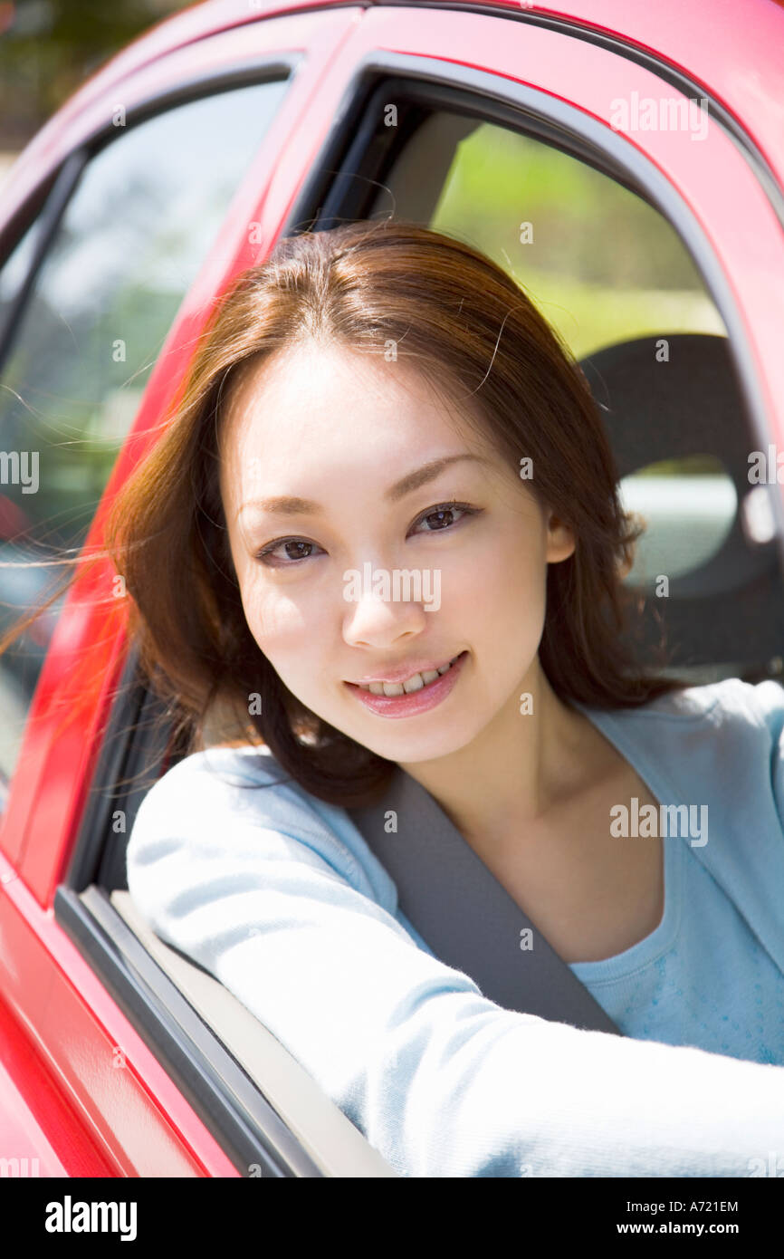 Giovane donna alla guida di auto Foto Stock
