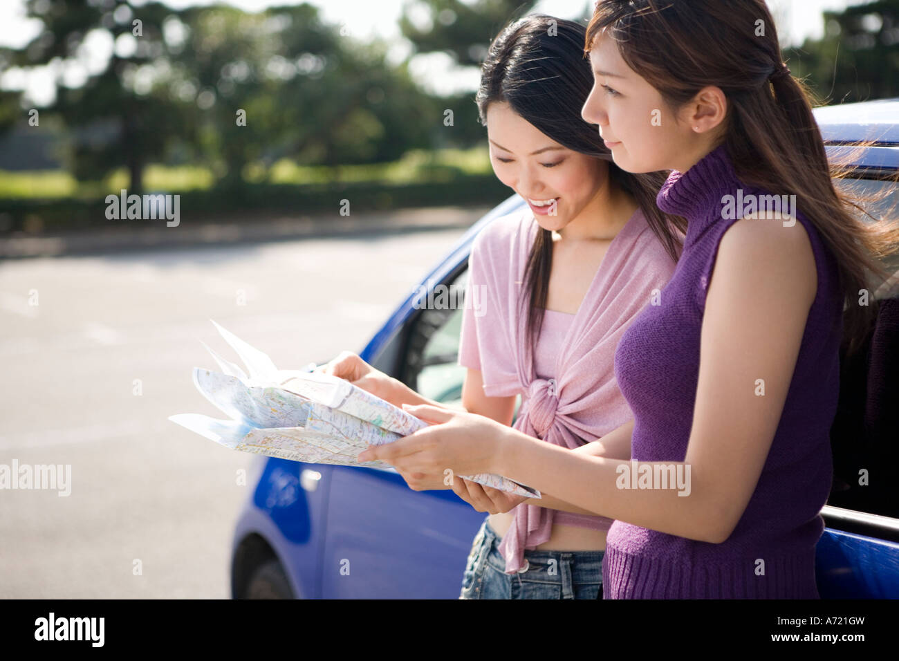 Due giovani donne guardando alla mappa Foto Stock