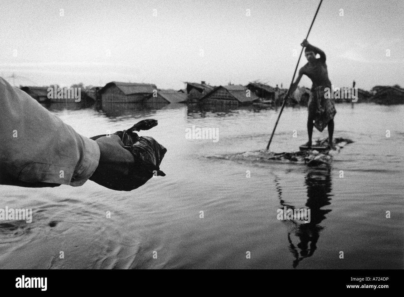 Punting su una zattera di banane per ottenere gli aiuti alimentari Foto Stock