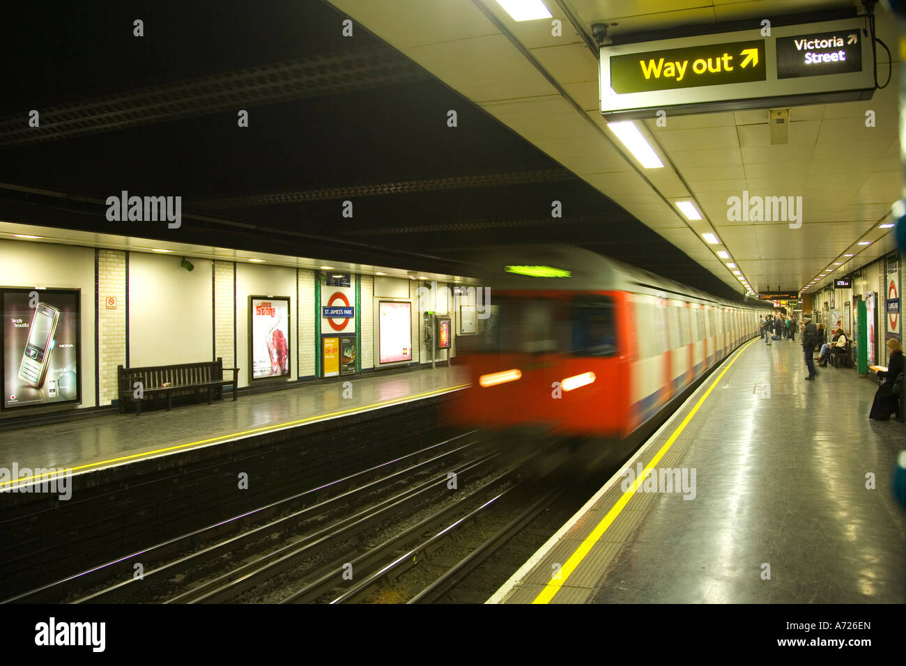 La metropolitana di Londra treno arriva in corrispondenza della piattaforma Inghilterra GB Gran Bretagna UK Regno Unito Isole Britanniche Europa UE Foto Stock