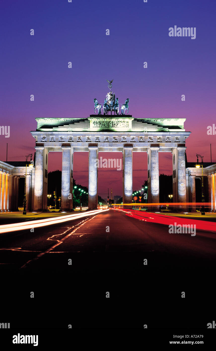 Brandenburger Tor la Porta di Brandeburgo di notte Berlino Germania Foto Stock