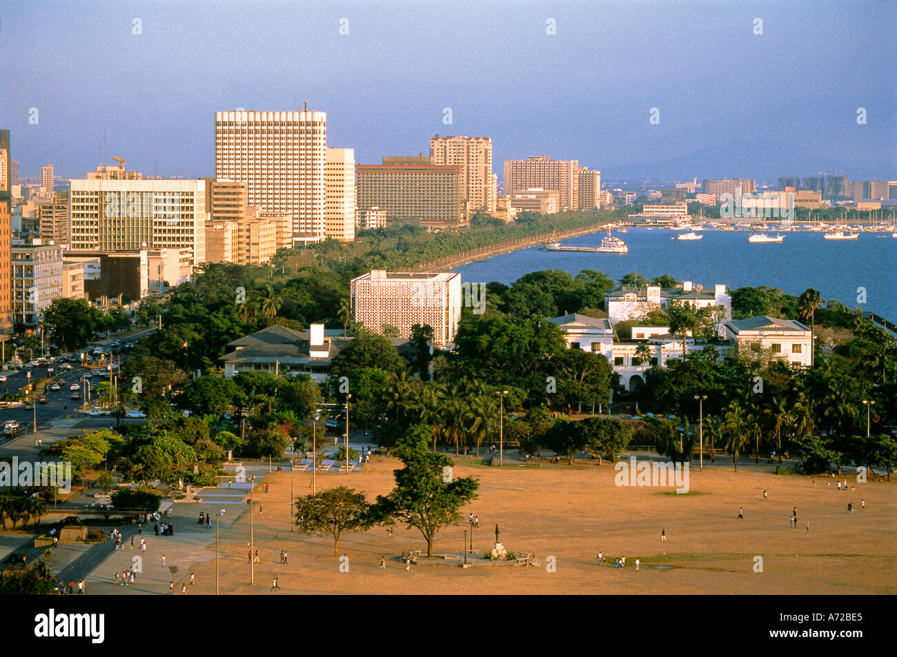 Skyline che mostra Manila Bay Harbor e Roxas Boulevard Manila Filippine Foto Stock