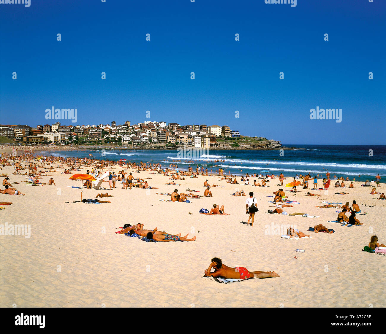 La gente per i bagni di sole sulla spiaggia Bondi Sydney New South Wales AUSTRALIA Foto Stock