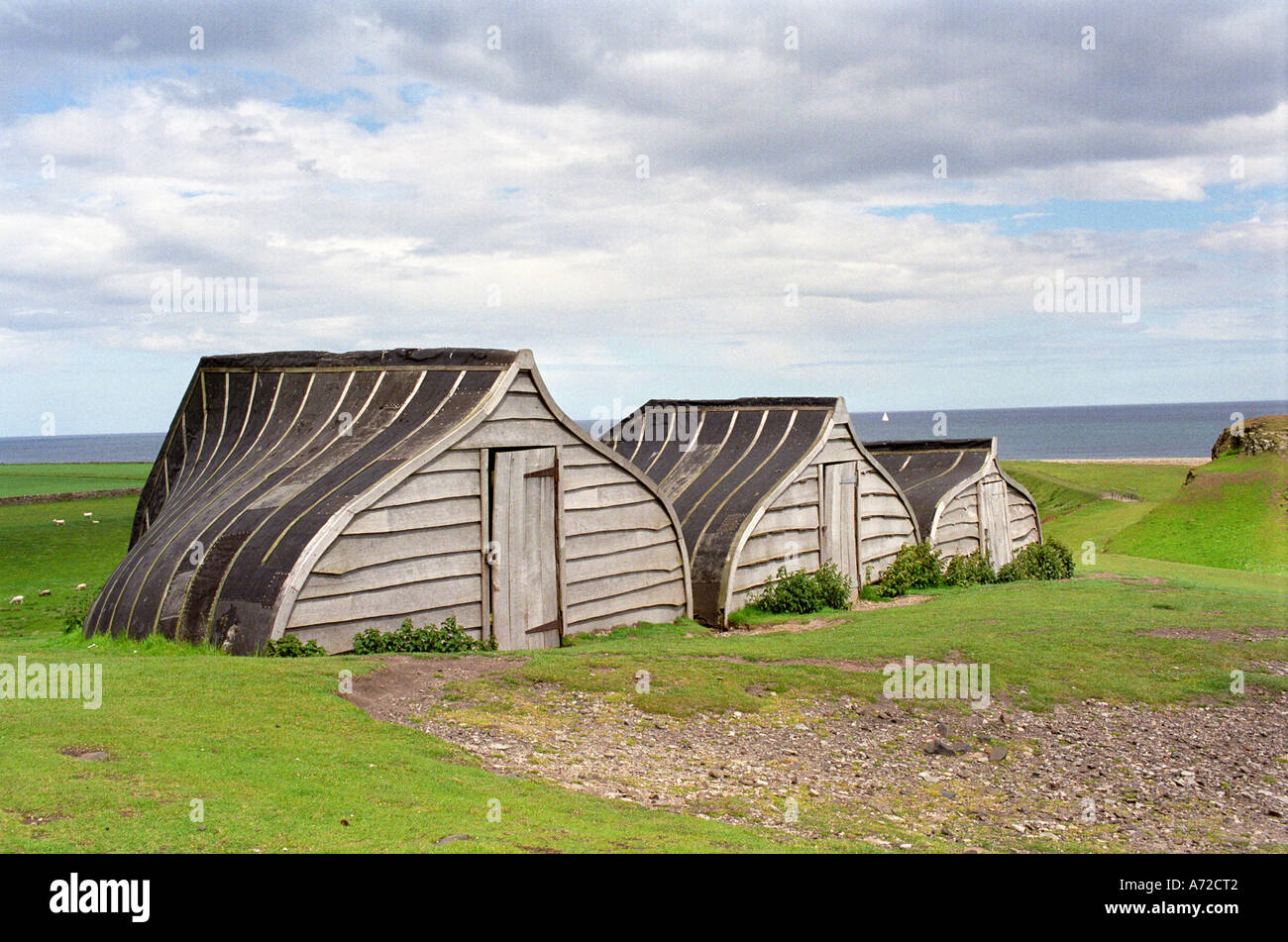 Antico Capovolgimento di legno Capovolta Aringa riparo barca fatto da scafi di poppa; un punto di riferimento del casato del tempo a Lindisfarne sull'isola Santa, Northumberland Foto Stock