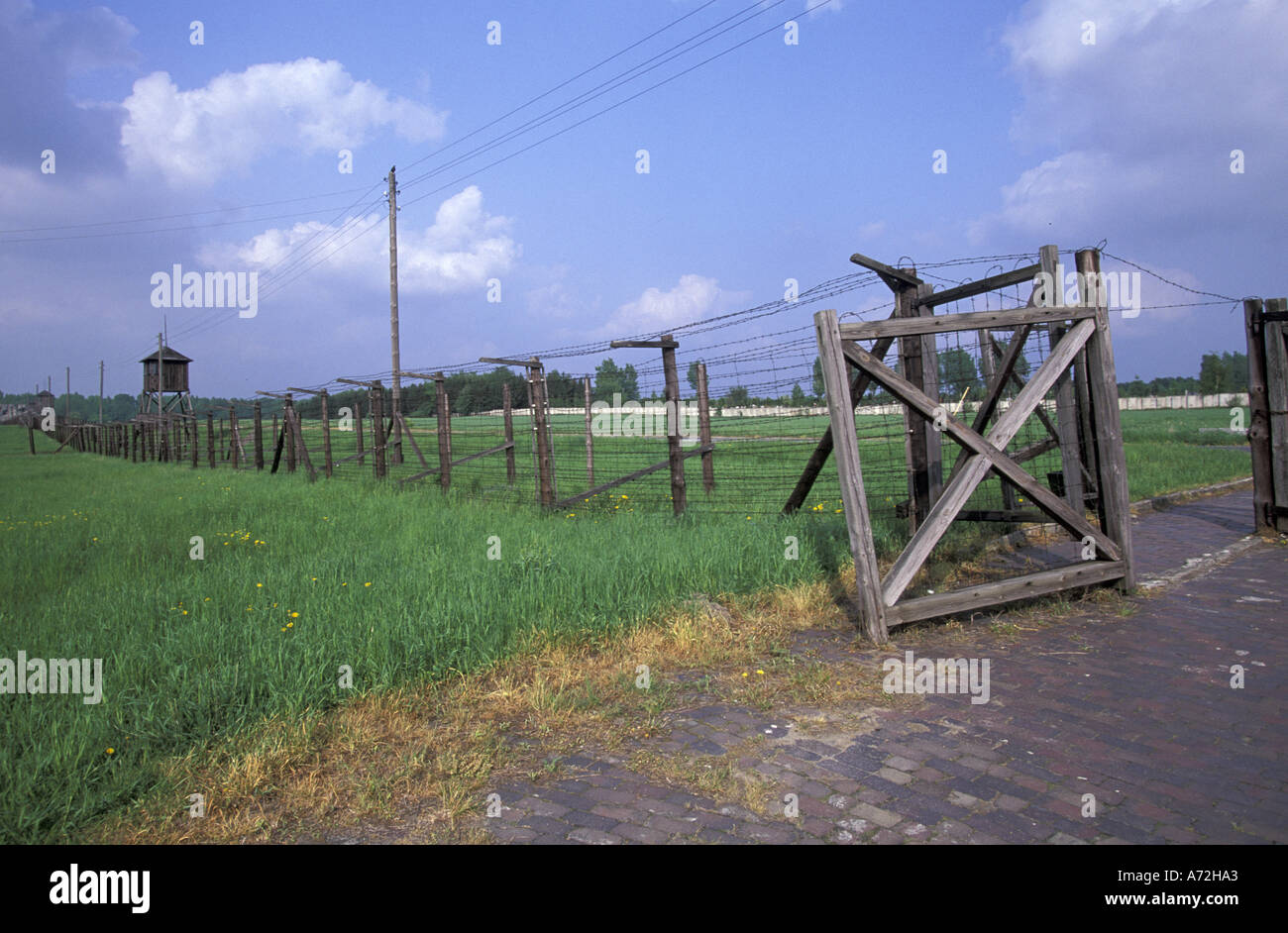 L'Europa, Polonia, Mazovia Orientale; Treblinka resti del sito; WW2 Campo di Concentramento di filo spinato e torri di guardia Foto Stock