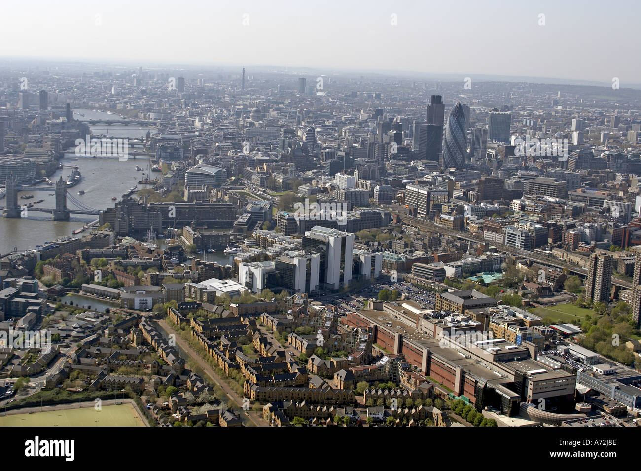 Antenna di livello alto vista obliqua a ovest di News International Wapping St Katharine Docks s Yacht Marina Royal Mint Tower of London per City of London E1 CE3 CE1 CE2 Inghilterra 2005 Foto Stock