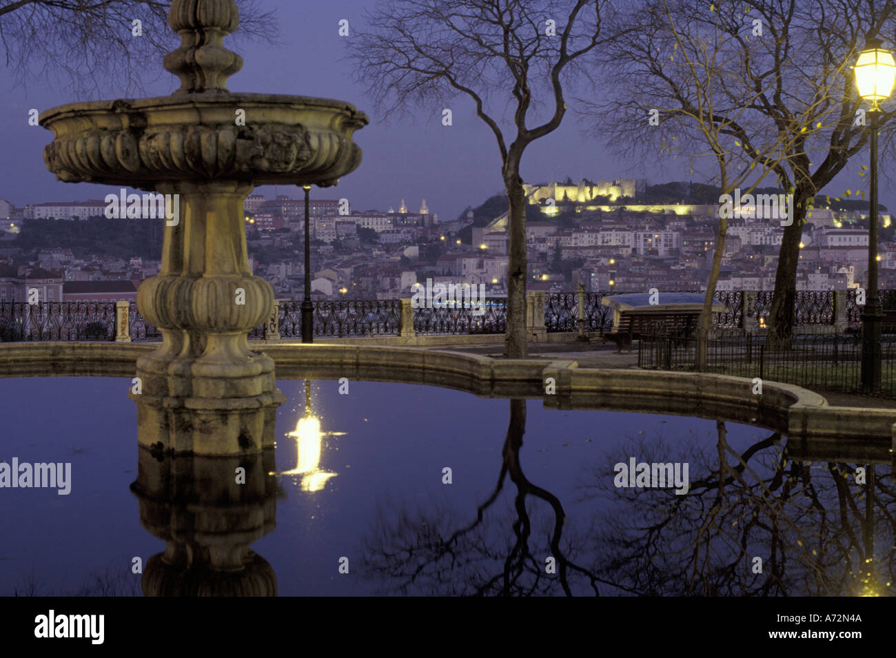 L'Europa, Portogallo Lisbona. Miradouro de Sao Pedro de Alcantara e il castello Sao Jorge attraverso il quartiere Baixa Foto Stock