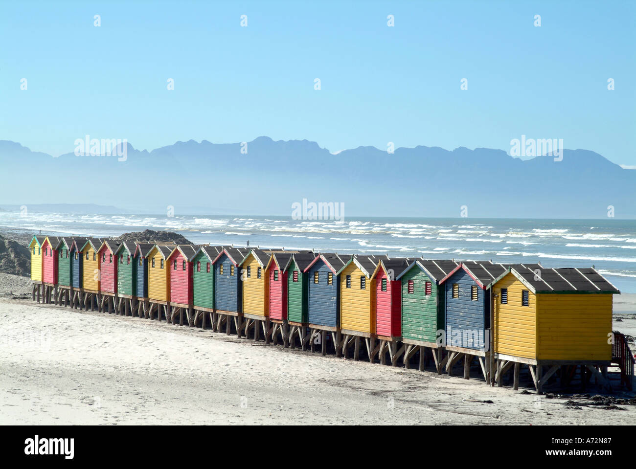 Pittoresca spiaggia di capanne sulla costa meridionale in Muizenberg Nr Città del Capo Sud Africa RSA Foto Stock