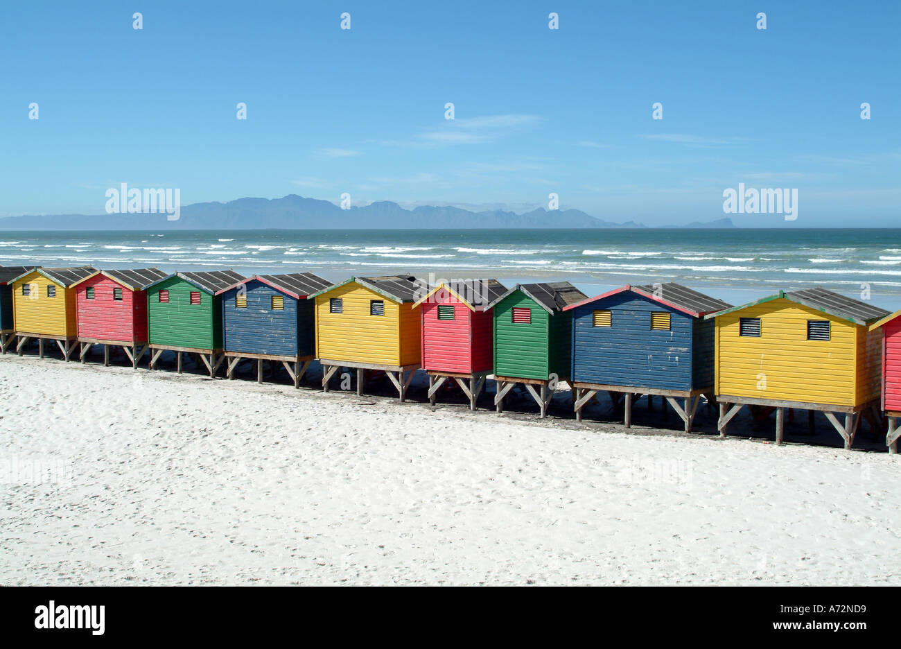 Pittoresca spiaggia di capanne sulla costa meridionale in Muizenberg Nr Città del Capo Sud Africa RSA Foto Stock