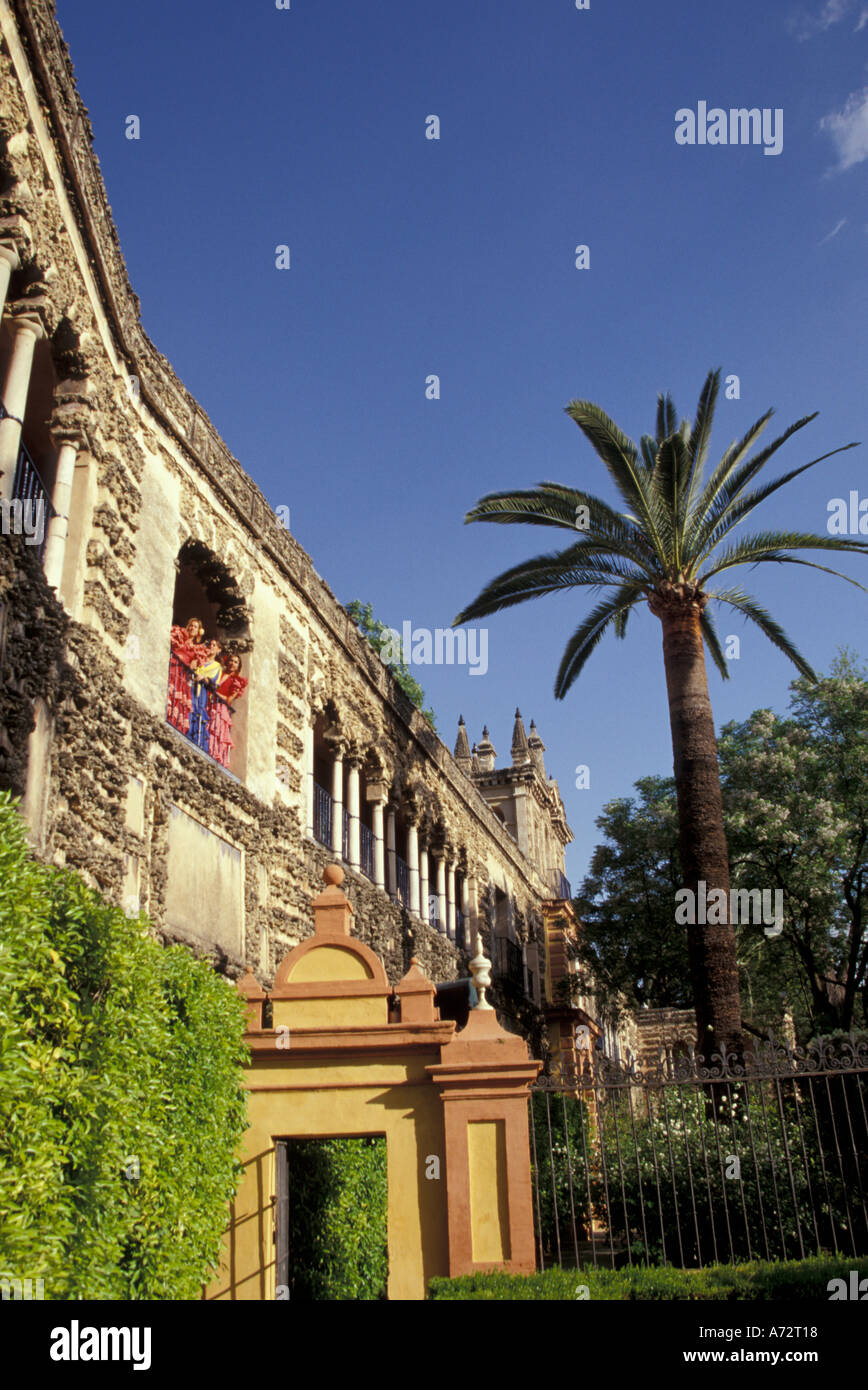 Spagna, Andalusia Cordoba tre giovani donne nei tradizionali abiti di flamenco sotto arch nell'Alcazar Foto Stock