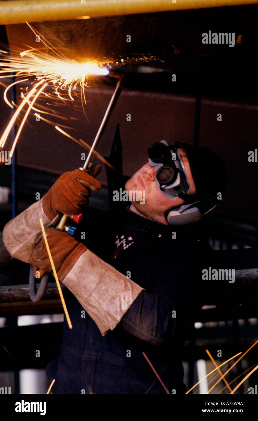 Swan Hunter Cantiere Navale, pareti terminano, Newcastle, Inghilterra. Saldatrice a lavorare sul sistema HMS Coventry, 1985 Foto Stock