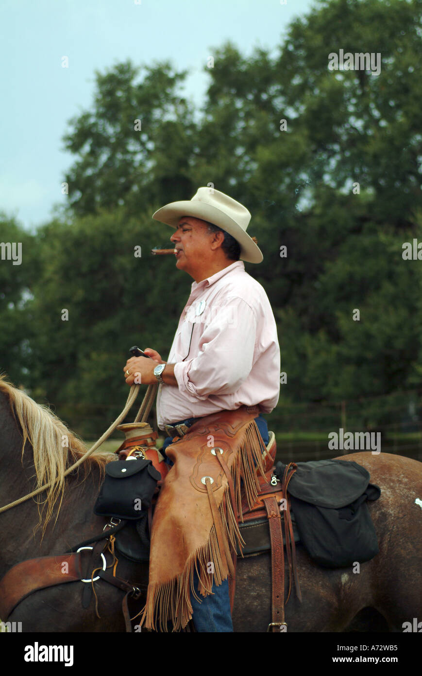 Un cowboy a cavallo in Bandera Texas Foto Stock